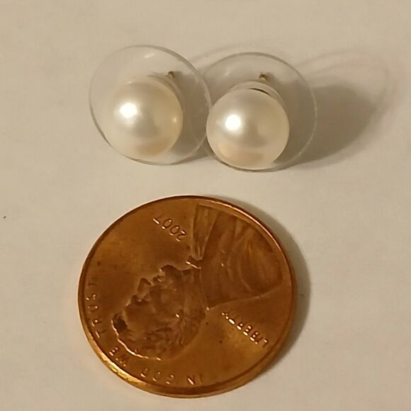 Women's White Bead Stud Minimalist Elegant Earrings - Picture 2 of 7